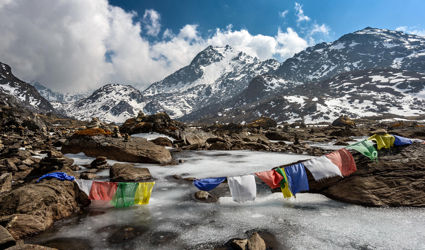 Over hoge toppen en langs diepe dalen in de Himalaya