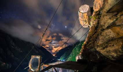 Overnachten aan een rotswand in Peru